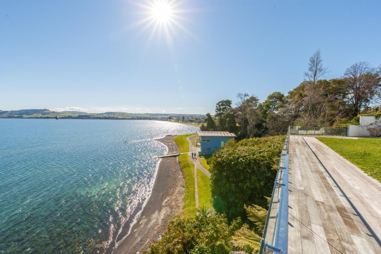 Spectacular Lakefront Home Taupo Exterior photo