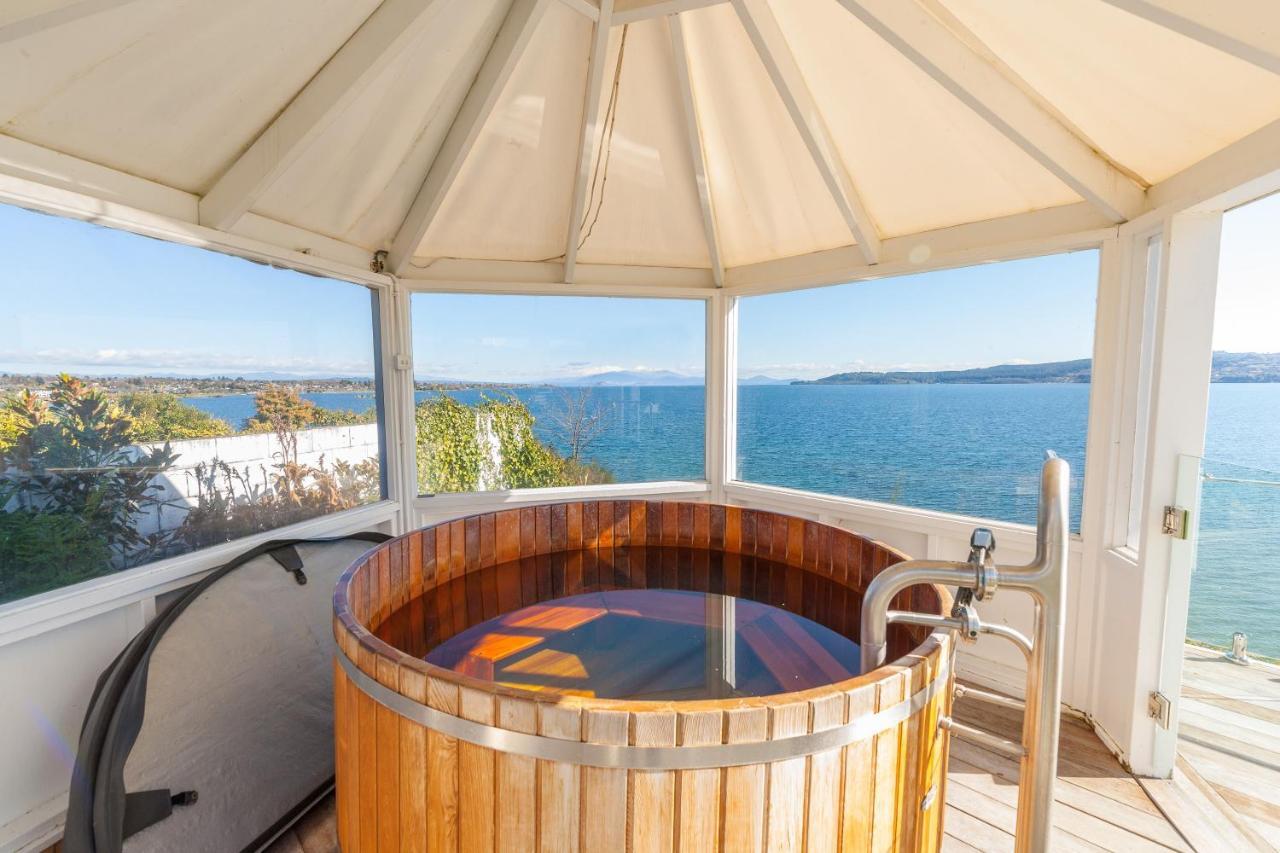 Spectacular Lakefront Home Taupo Exterior photo