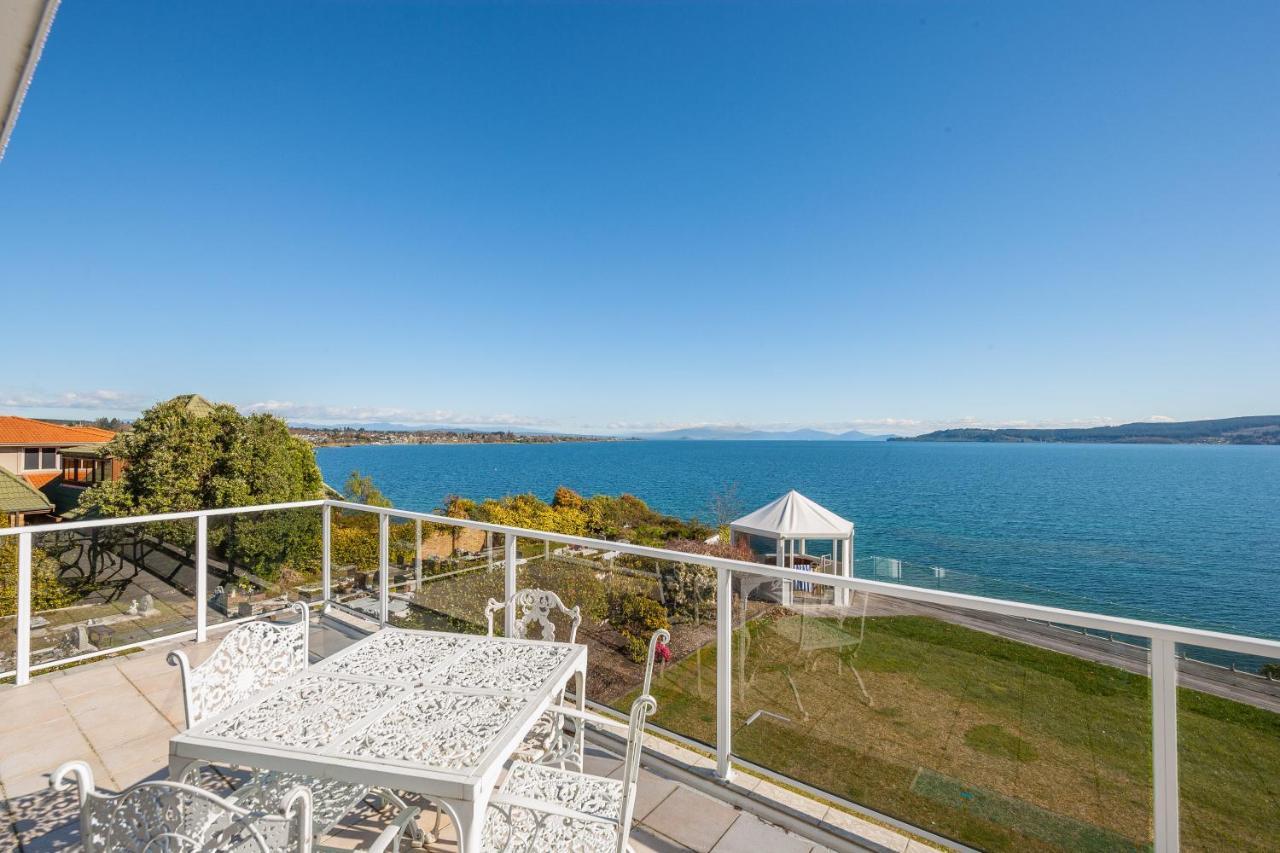 Spectacular Lakefront Home Taupo Exterior photo